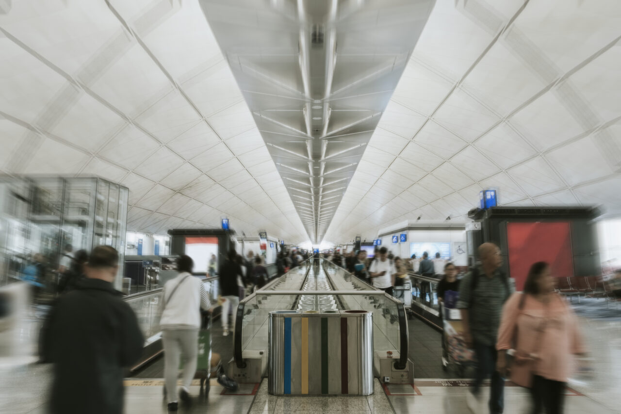 Tânără prinsă pe Aeroportul Otopeni că vrea să scoată din țară cu acte false 3 copii și să îi ducă în Italia. Unul dintre copii nu era al ei
