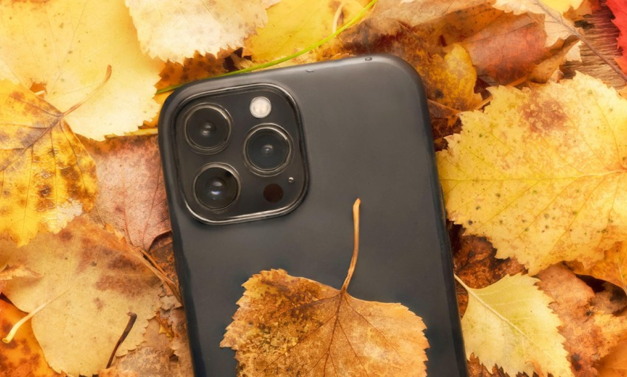 Experiență inedită trăită de un parașutist britanic. Și-a scăpat iPHONE-ul într-un salt la 3.000 de metri. A rămas șocat când l-a regăsit