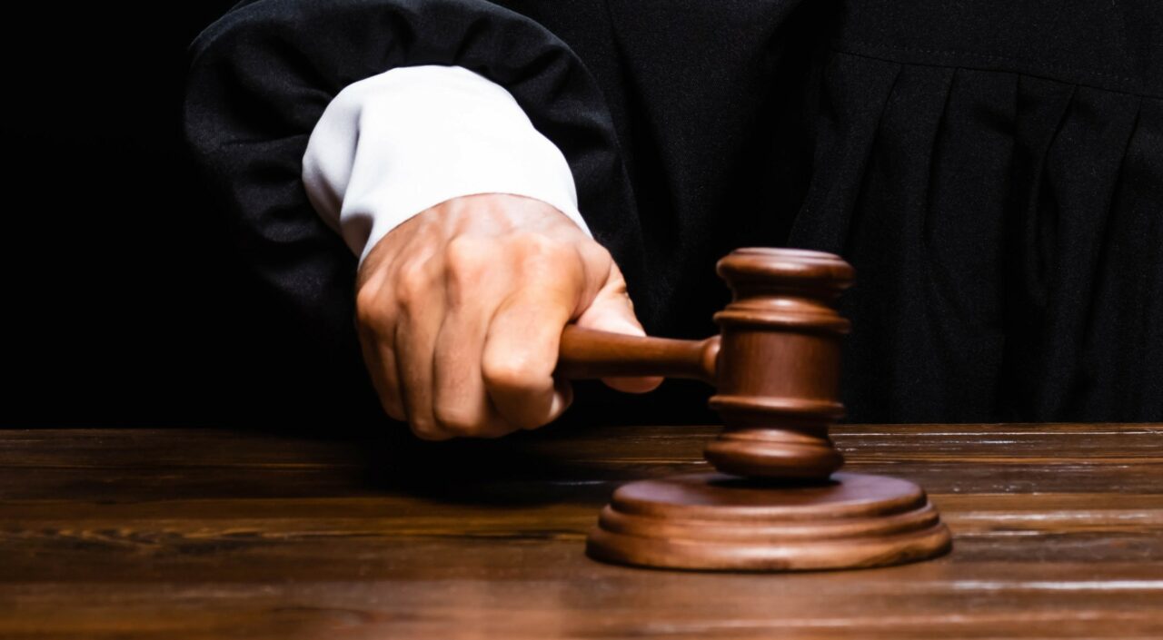 Pedeapsă MAXIMĂ pentru proxeneții care au torturat două surori din Oradea, până când una a murit. Decizia nu este definitivă