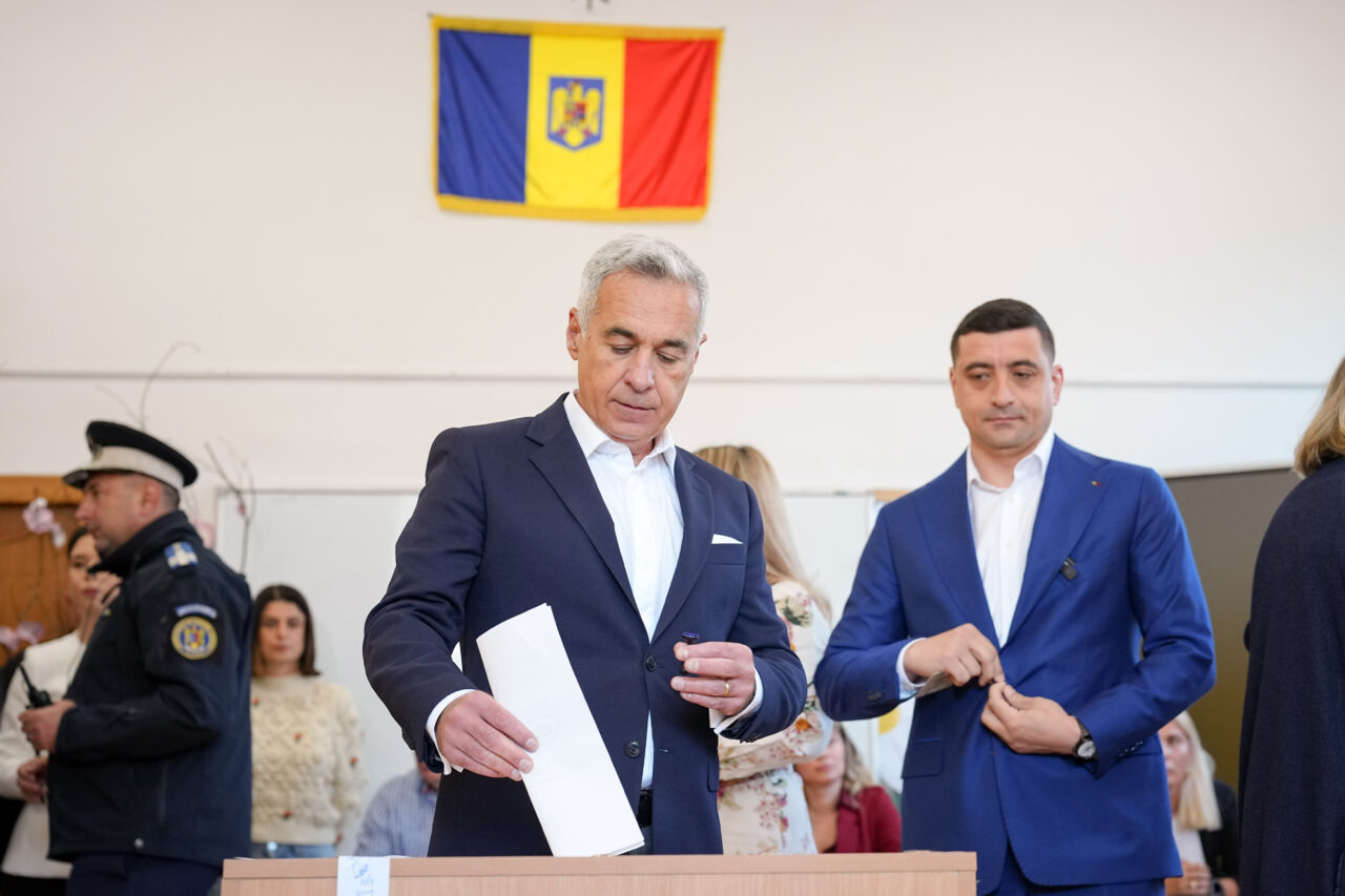 Poliția Română a dat explicații în legătură cu scoaterea lui Simion și Georgescu din secția de votare