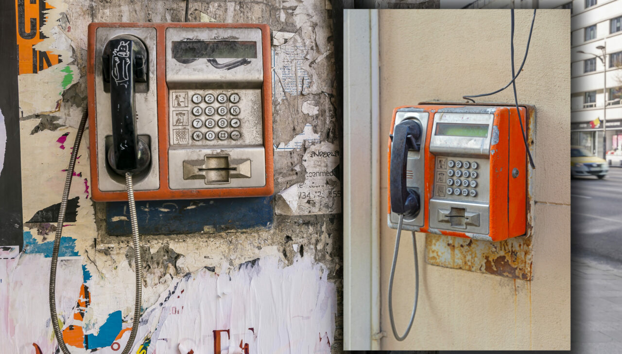 Mai ții minte telefoanele stradale cu ramă portocalie în care introduceai fise? Cu cât a ajuns să se vândă un dispozitiv, acum, în 2025