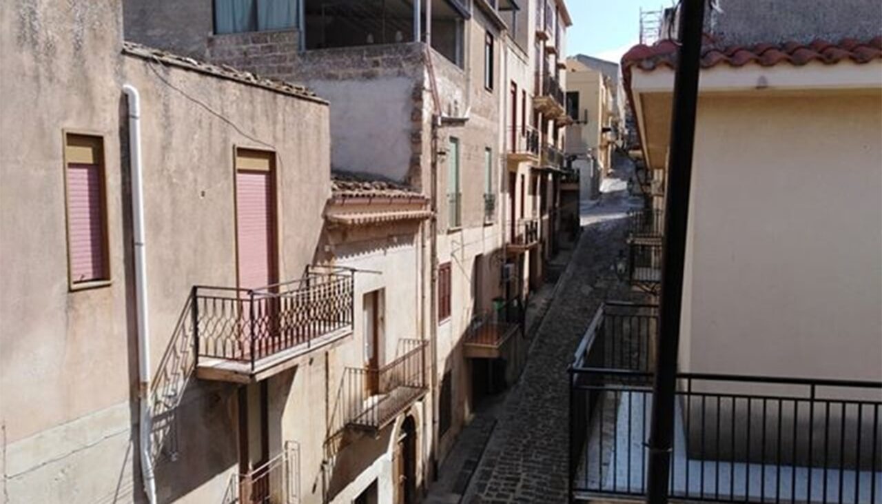 Ce sunt „casele la 1 euro” din Italia, de fapt. Cum sunt păcăliți naivii