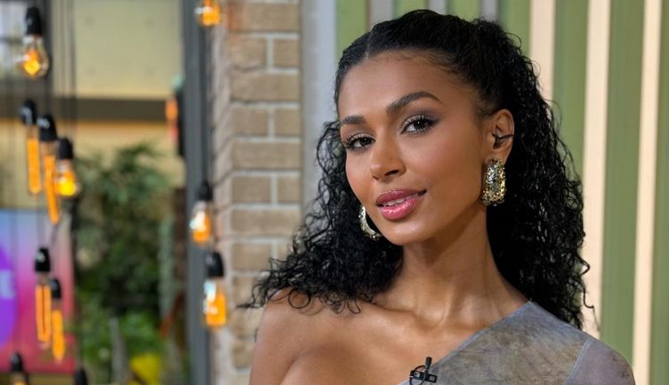 FOTO / Cum l-a găsit Majda Aboulumosha pe tatăl ei biologic după 25 DE ANI. ”Nimeni nu se aștepta să-l mai găsesc”