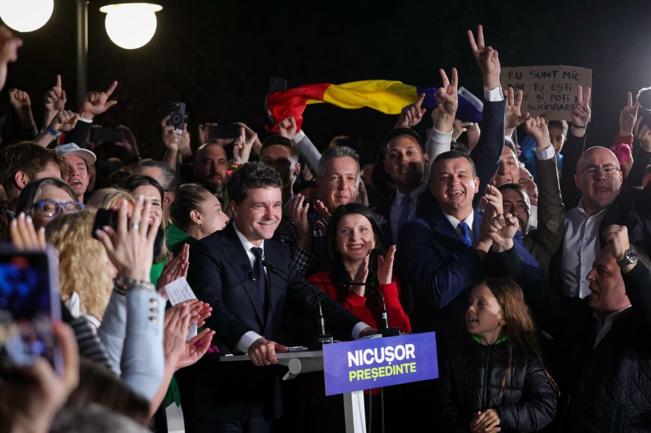 Simpatizanții lui Nicușor Dan s-au strâns la sediul de partid și îi scandează numele. Primul exit-poll îl dă câștigător cu 54.10%