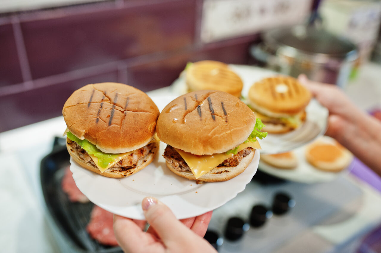 Un restaurant McDonald’s a INTERZIS accesul tinerilor sub 21 de ani: „Din cauza incidentelor repetate de violență în rândul studenților”
