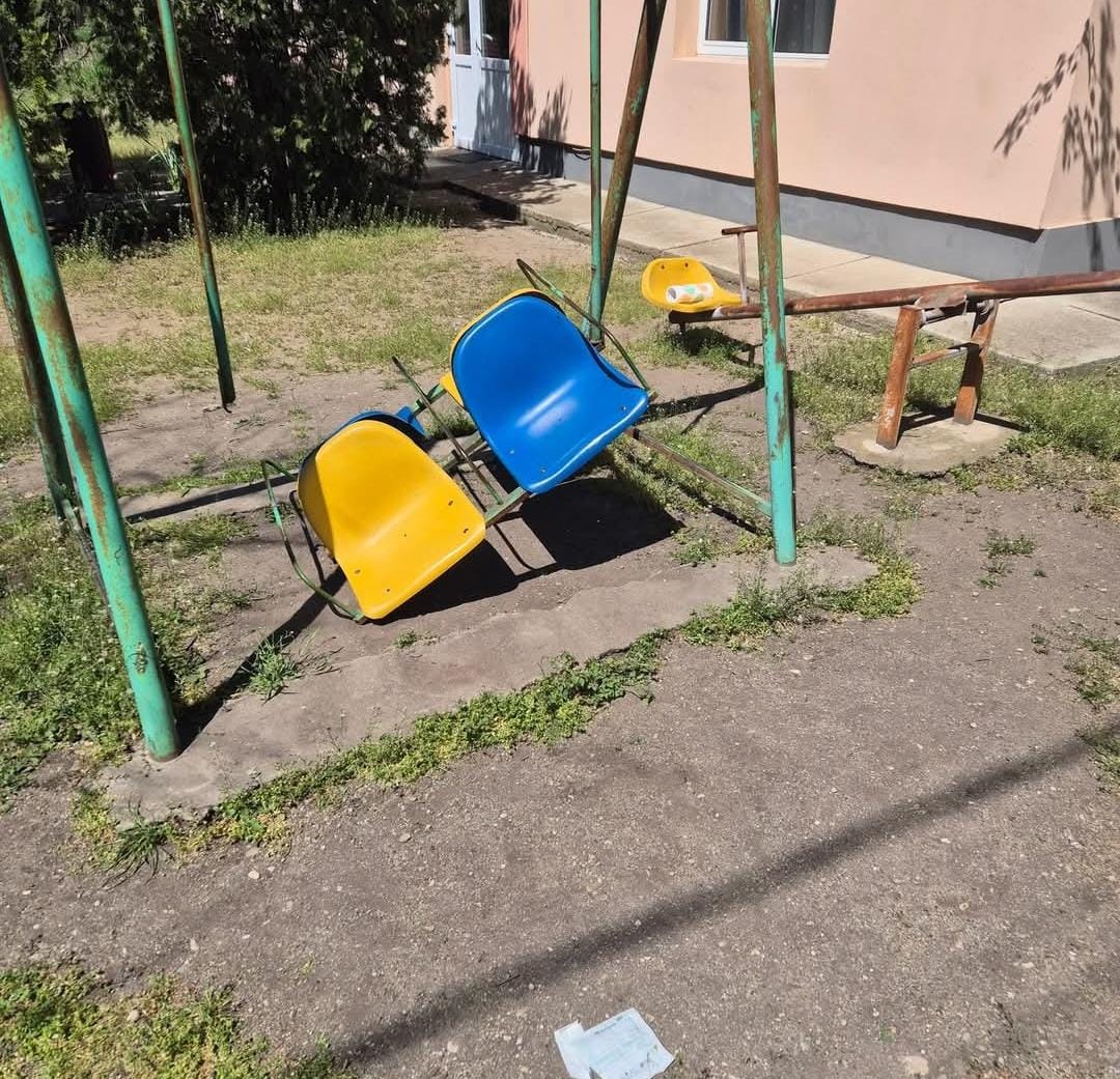 Grădiniță din județul Giurgiu, SANCȚIONATĂ de ANPC după ce o fetiță s-a accidentat grav în parcul din curte. Șeful Piedone primise o reclamație