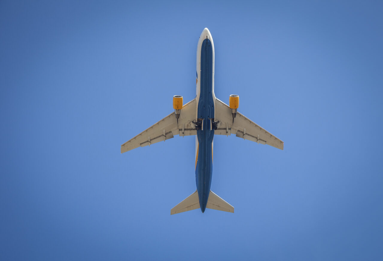Un avion a zburat timp de 10 minute FĂRĂ pilot. Comandantul era la baie, iar copilotul leșinase