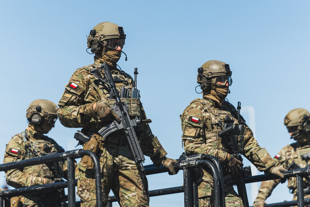 De teama unui război cu Rusia, tot mai mulți polonezi iau parte la cursuri militare: „Nu ne putem baza pe nimeni. Trebuie să ne apărăm singuri”