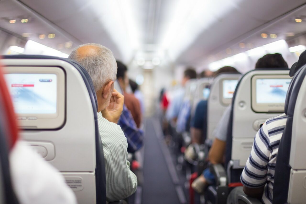 Teroare la bordul unui AVION. Un pasager a încercat să deschidă ușile aeronavei chiar în timpul zborului