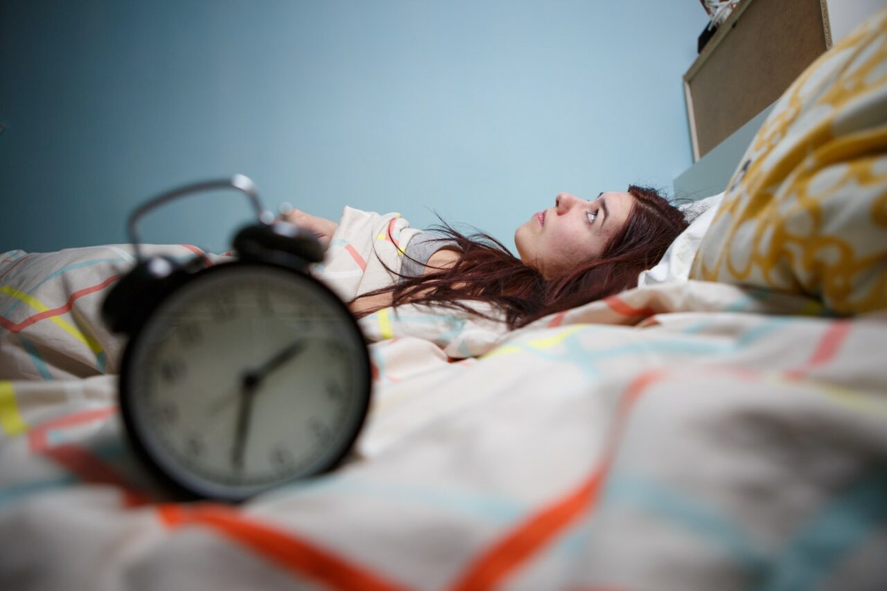 Trucul psihologic care te ajută să ADORMI la loc dacă te trezești la 3 dimineața. Trebuie doar să rostești patru cuvinte magice