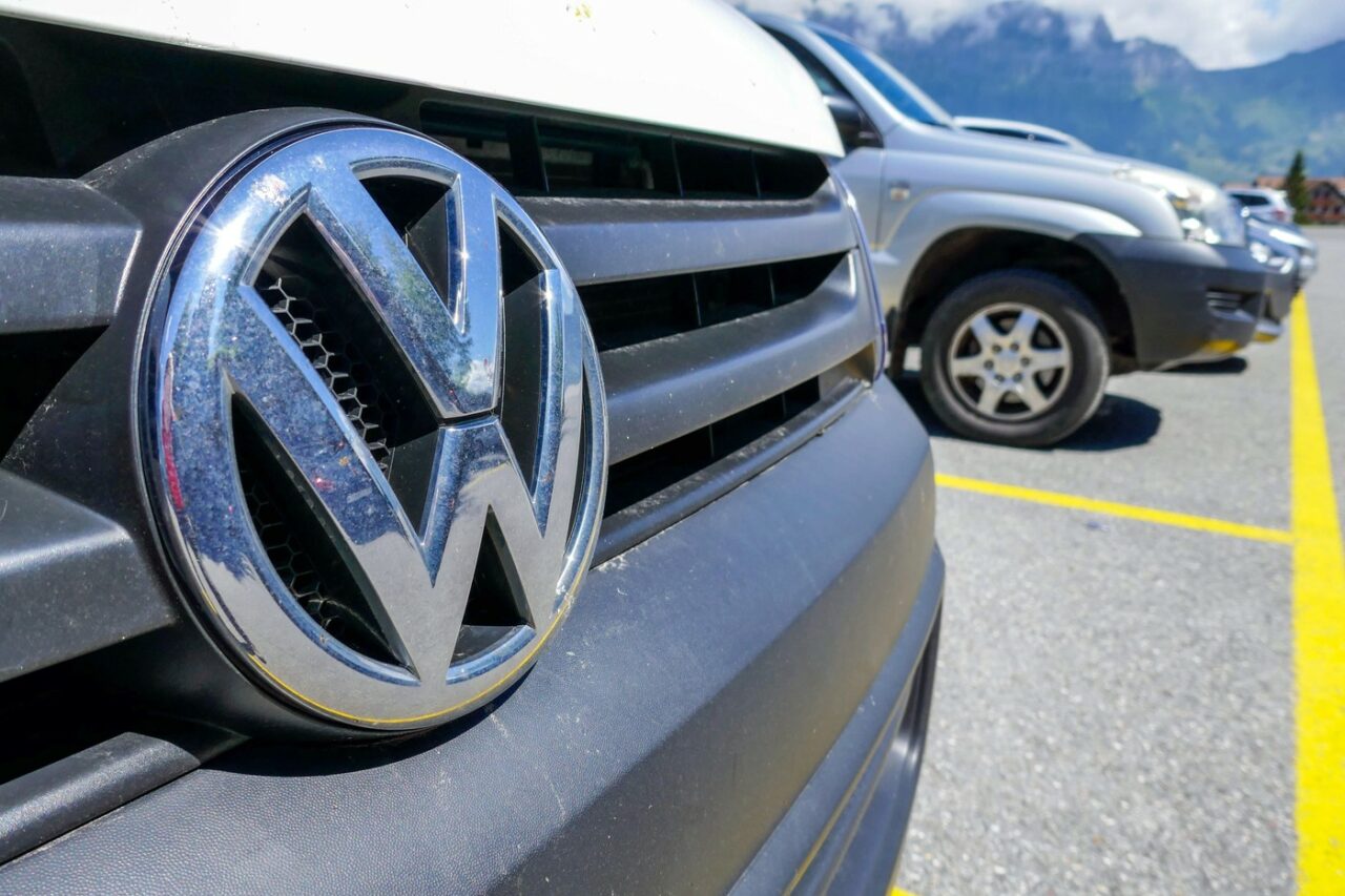 Patru foști directori Volkswagen, CONDAMNAȚI de un tribunal german, la zece ani de la izbucnirea scandalului „Dieselgate”