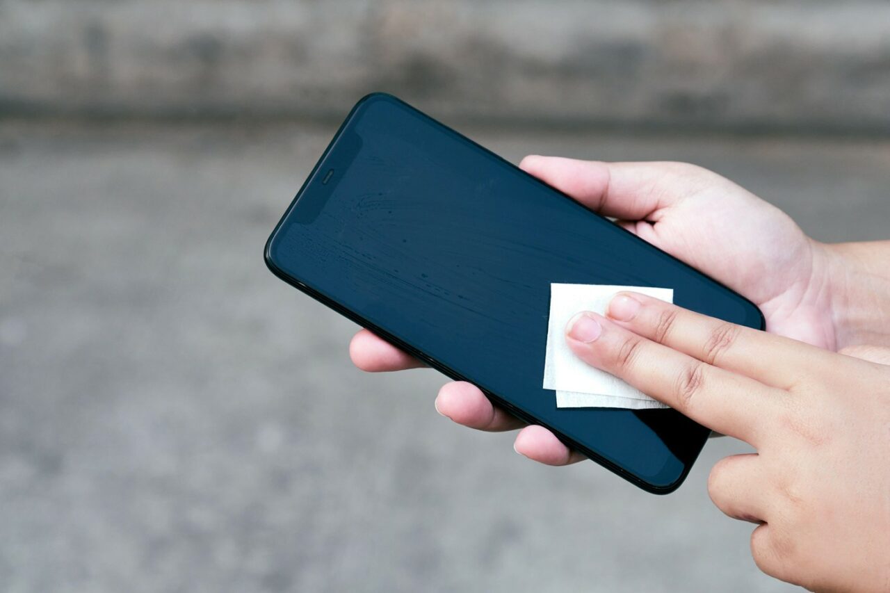 TELEFONUL mobil, mai murdar decât vasul de toaletă. Cum îl putem dezinfecta în mod corect