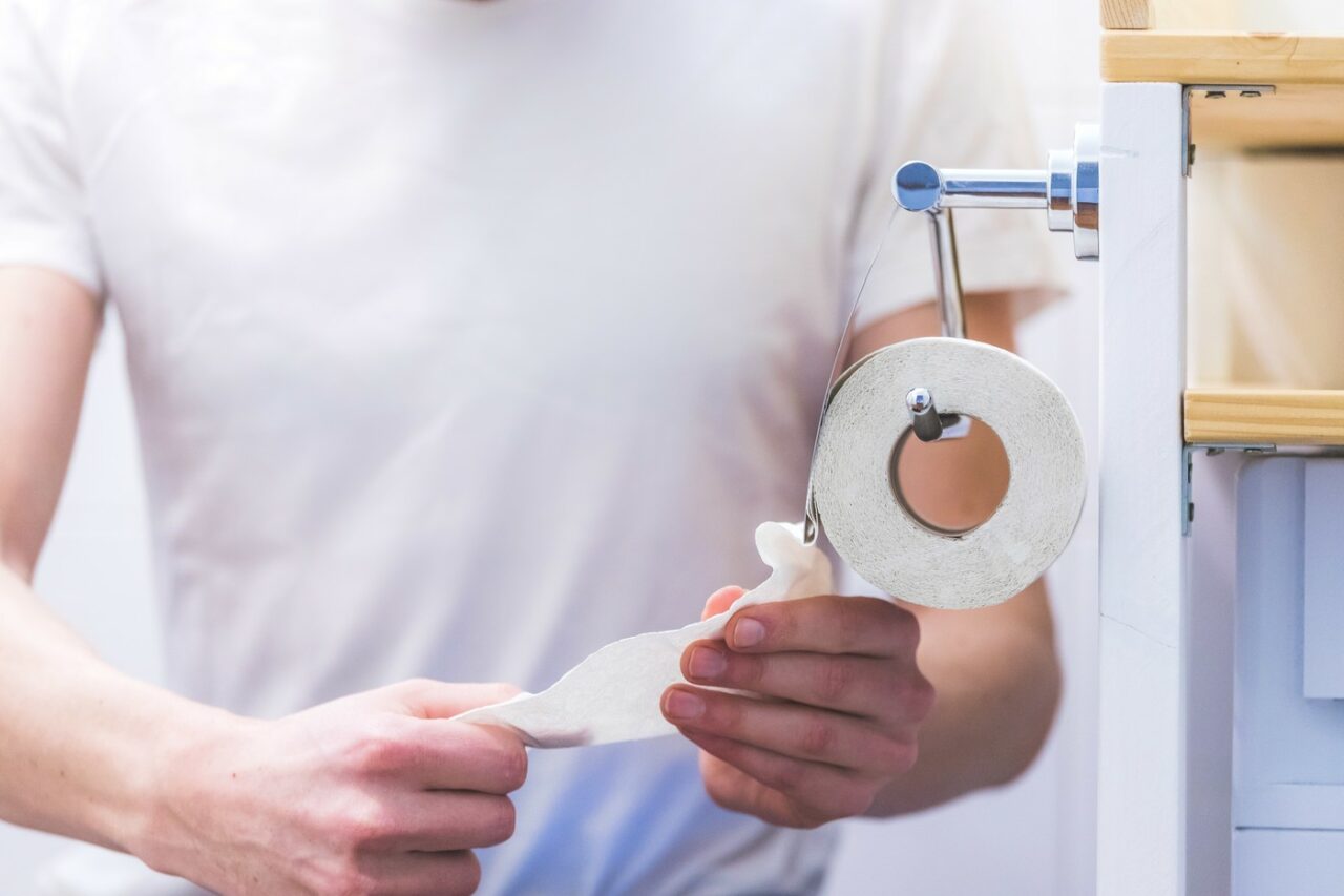 Crezi că e inofensiv, dar acest obicei îți poate afecta SĂNĂTATEA intimă. De ce nu ar trebui să depozitezi hârtia igienică în baie