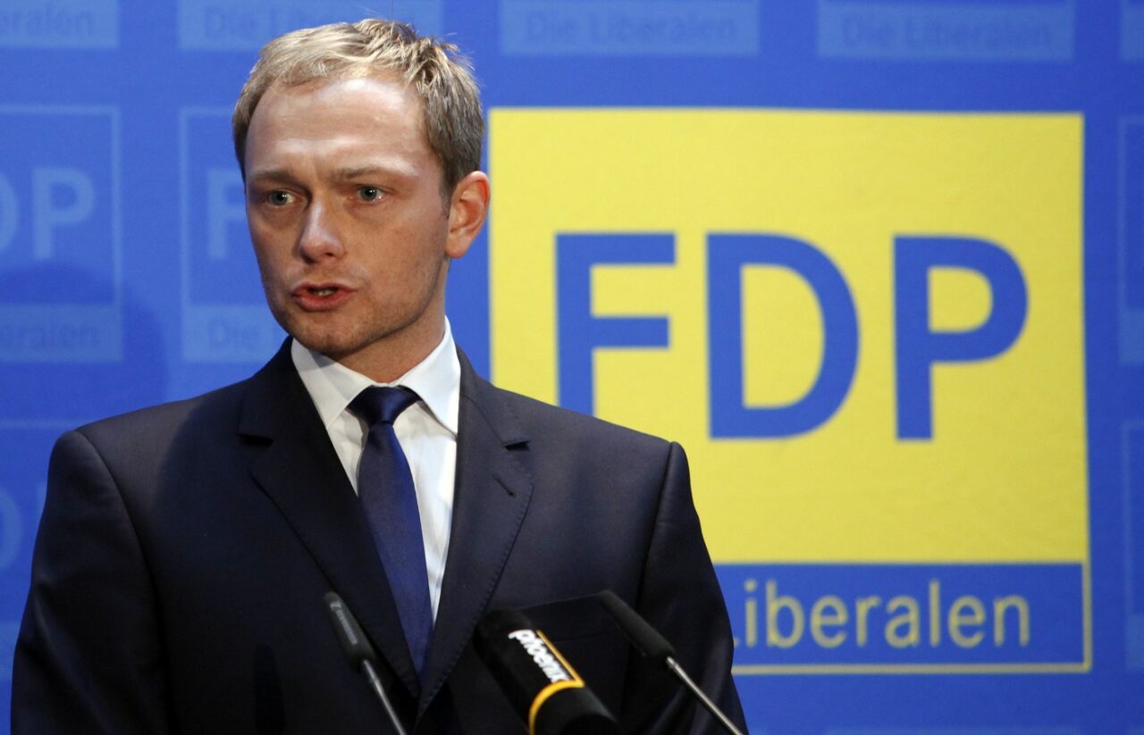 Fostul ministru de Finanțe al Germaniei a călcat cu mașina câinele unui celebru regizor. Patrupedul a murit