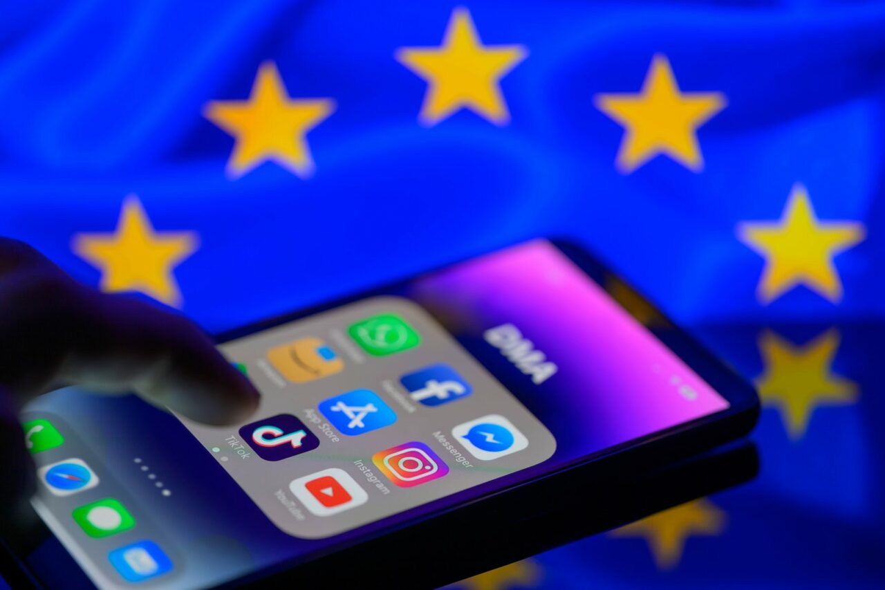 UE va lansa în iulie un nou sistem de verificare a VÂRSTEI utilizatorilor platformelor online /Sunt necesare „măsuri de protejare a datelor minorilor”
