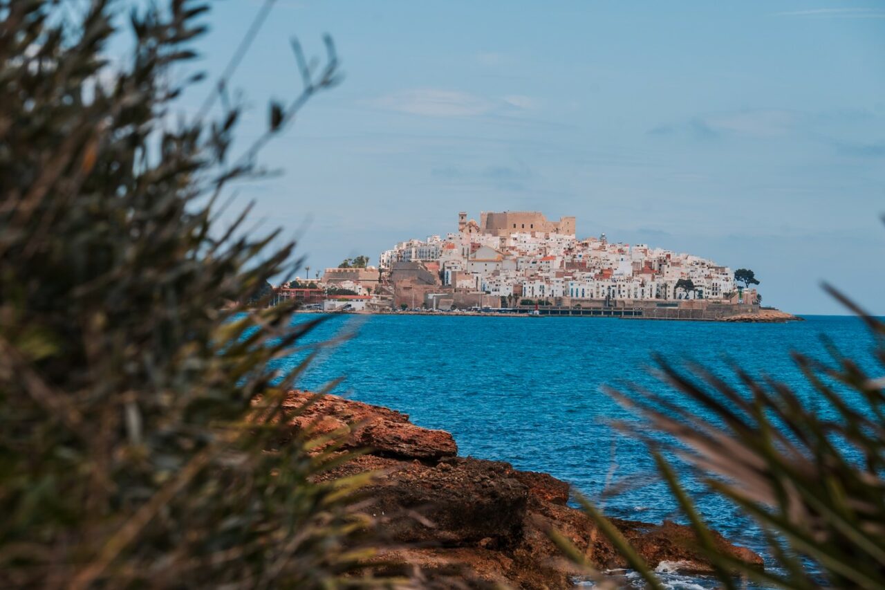 Orașul MEDIEVAL cu plaje idilice de pe coasta Mediteranei care îți taie respirația. Este recomandarea verii 2025 de la National Geographic