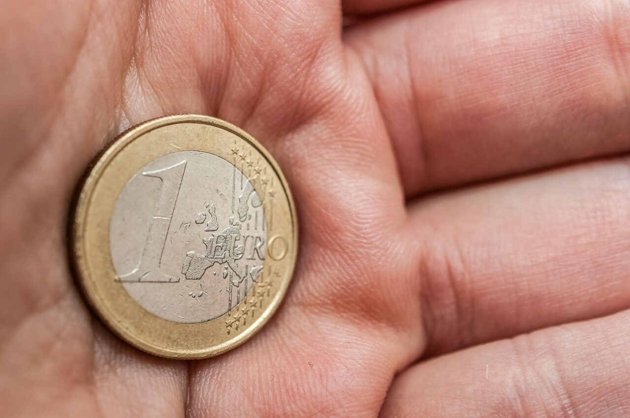 Moneda de 1 EURO care valorează cât un salariu net în România. Colecționarii se bat să o cumpere. Vezi dacă o ai prin casă