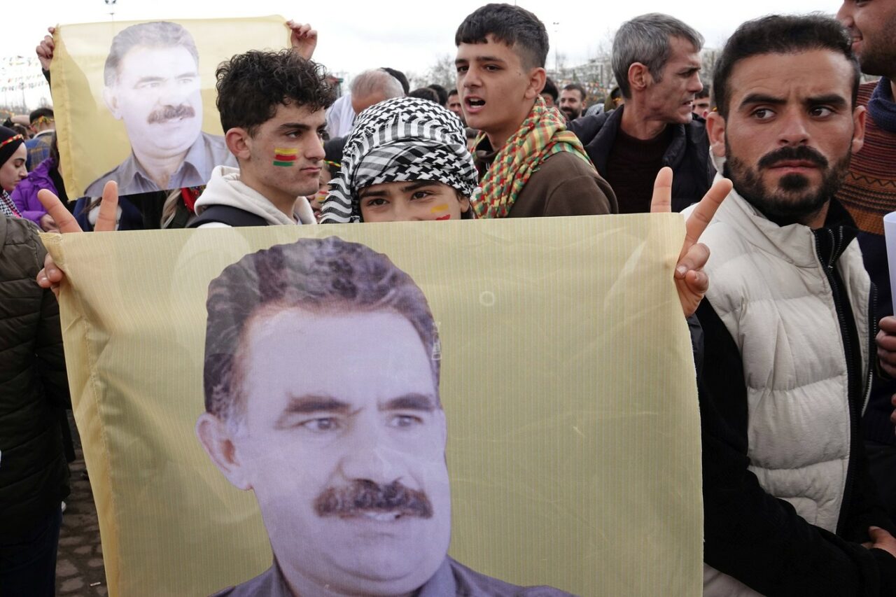 După 40 de ani de conflict cu statul turc, Partidul Muncitorilor din Kurdistan (PKK) urmează să se DESFIINȚEZE