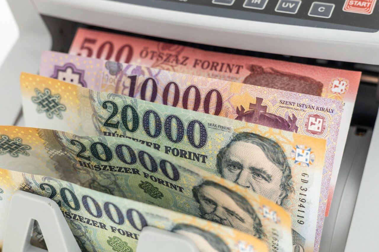 Guvernul lui Viktor Orban anunță înghețarea unor cheltuieli, în contextul unui deficit RECORD