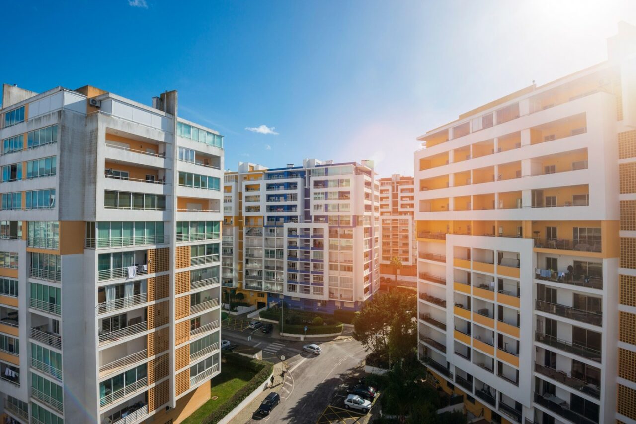 O firmă conectată politic la AUR și PNL concesionează un teren pe malul lacului Aroneanu din Iași pentru un proiect imobiliar de peste 3.000.000 de €