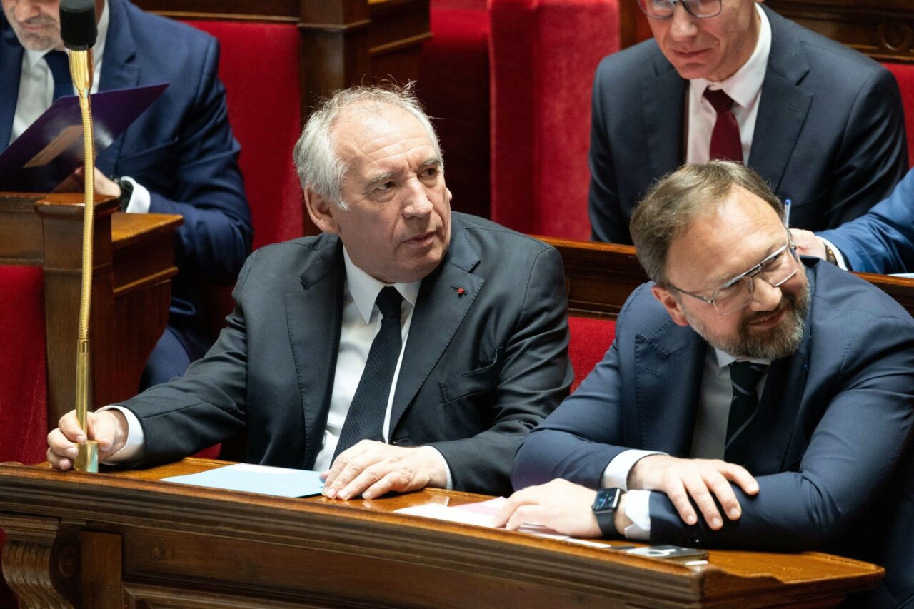 Premierul Franței dorește organizarea unui REFERENDUM pentru adoptarea unui nou plan economic