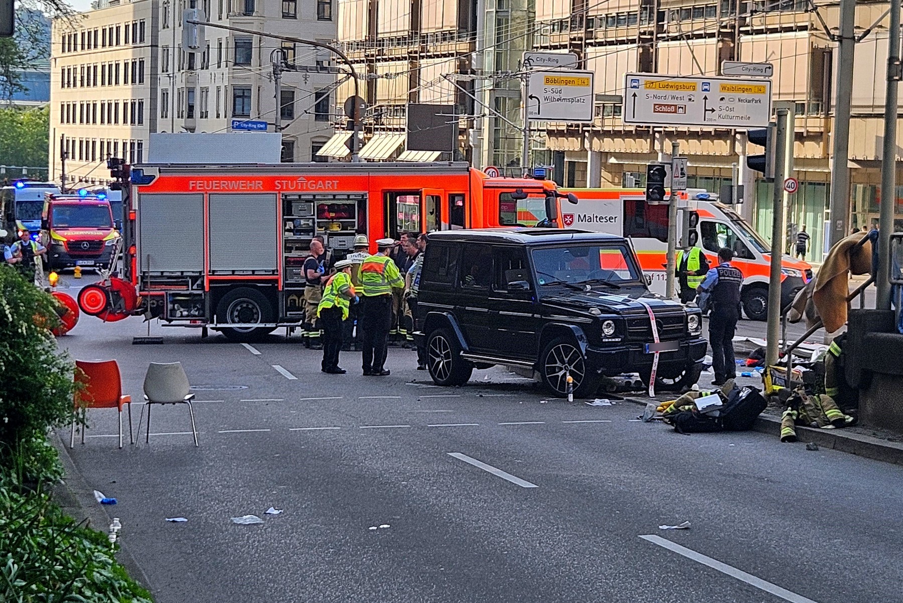 Accident grav în Stuttgart: O maşină a lovit un grup de pietoni, opt răniţi