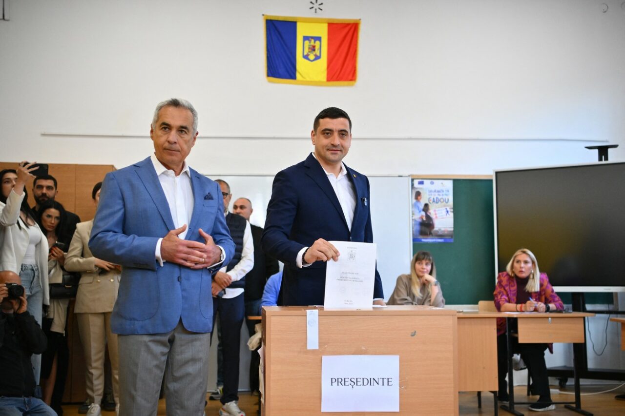 “Naționalistul George Simion, fan Trump, câștigă primul tur al alegerilor prezidențiale”. Cum îl descrie France24 pe candidatul AUR