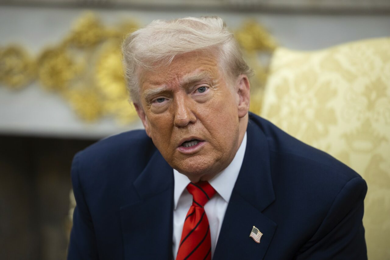 Statele Unite vor înceta BOMBARDAMENTELE asupra Yemenului /Trump afirmă că militanții huthi ”au capitulat”