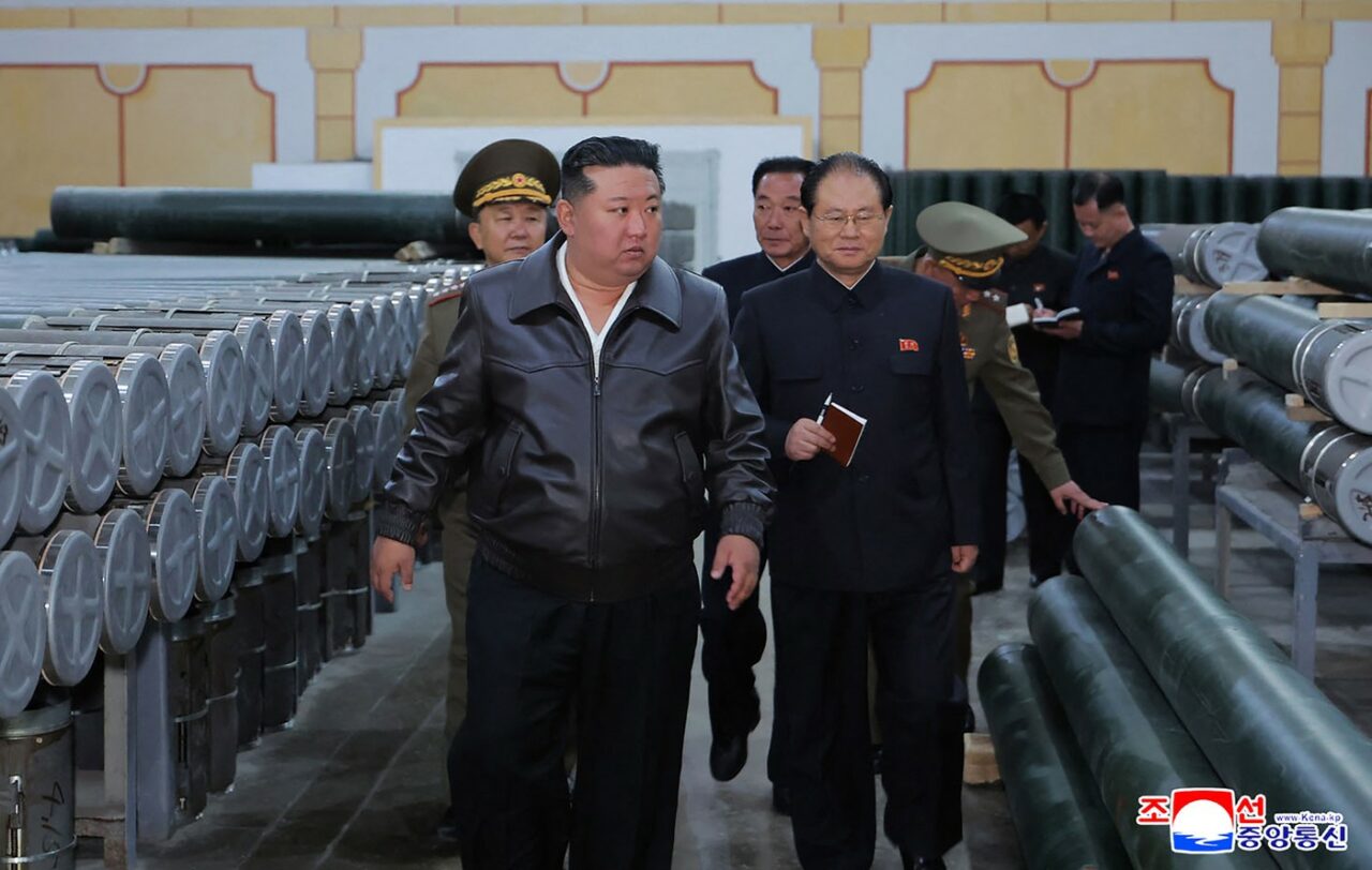 Kim Jong-Un solicită creșterea producției de obuze de artilerie, pe fondul consolidării relației DIPLOMATICE cu Rusia