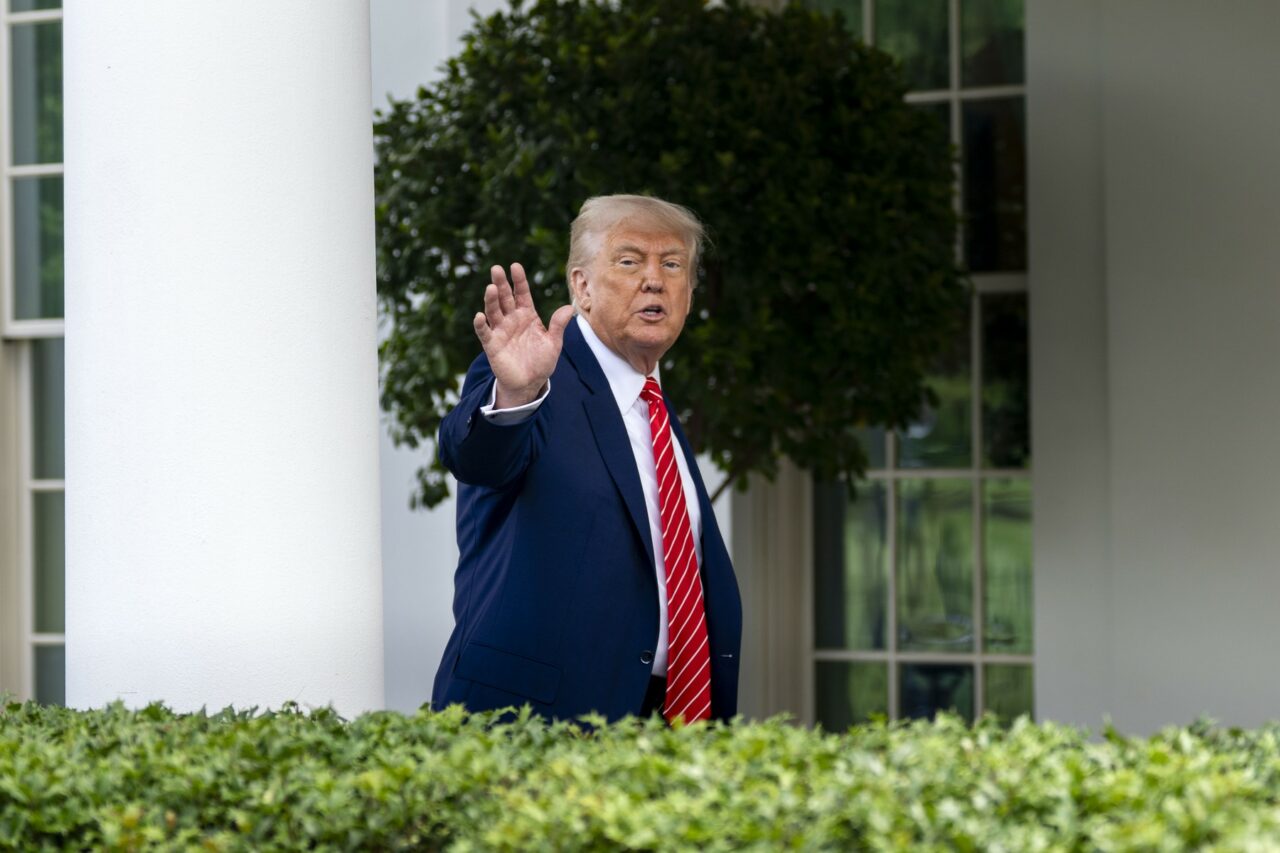 Trump SUGEREAZĂ că ar putea reduce tarifele aplicate Chinei /„Taxele de 80% impuse Chinei par a fi ceva corect”