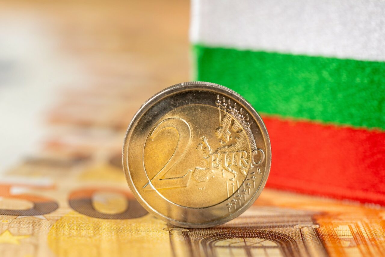Bulgaria ar putea adera la zona EURO în 2026. Președintele țării e reticent și cere un referendum național. Reacția dură a premierului Jeliazkov