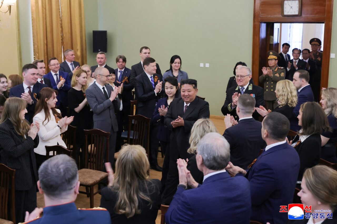 Kim Jong-Un face o vizită neașteptată la Ambasada RUSIEI în Phenian/ Putin îi întâmpină pe generalii armatei nord-coreene la Moscova