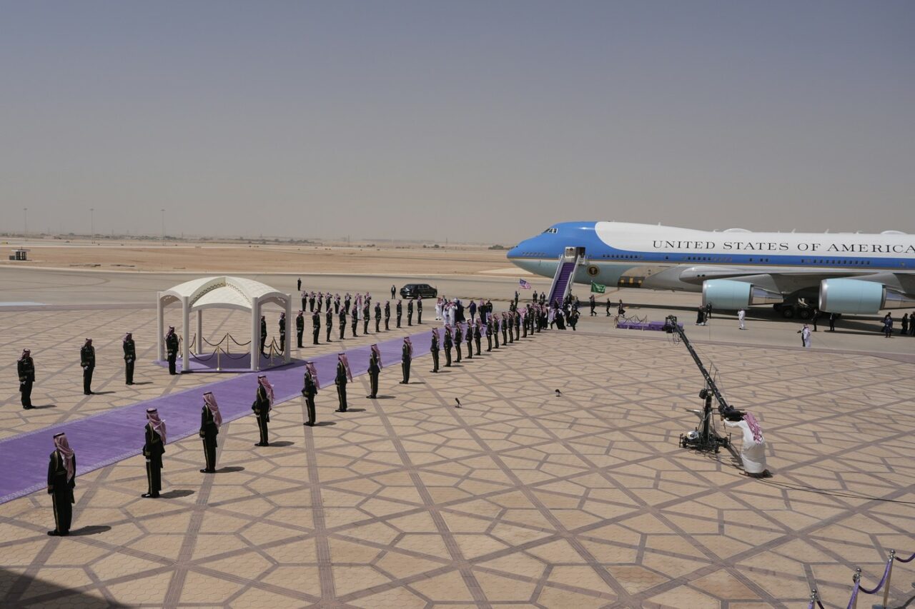 Donald Trump a sosit în Arabia Saudită. Președintele SUA vizează acorduri în valoare de peste 1.000 de MILIARDE de dolari cu statele din Golful Persic