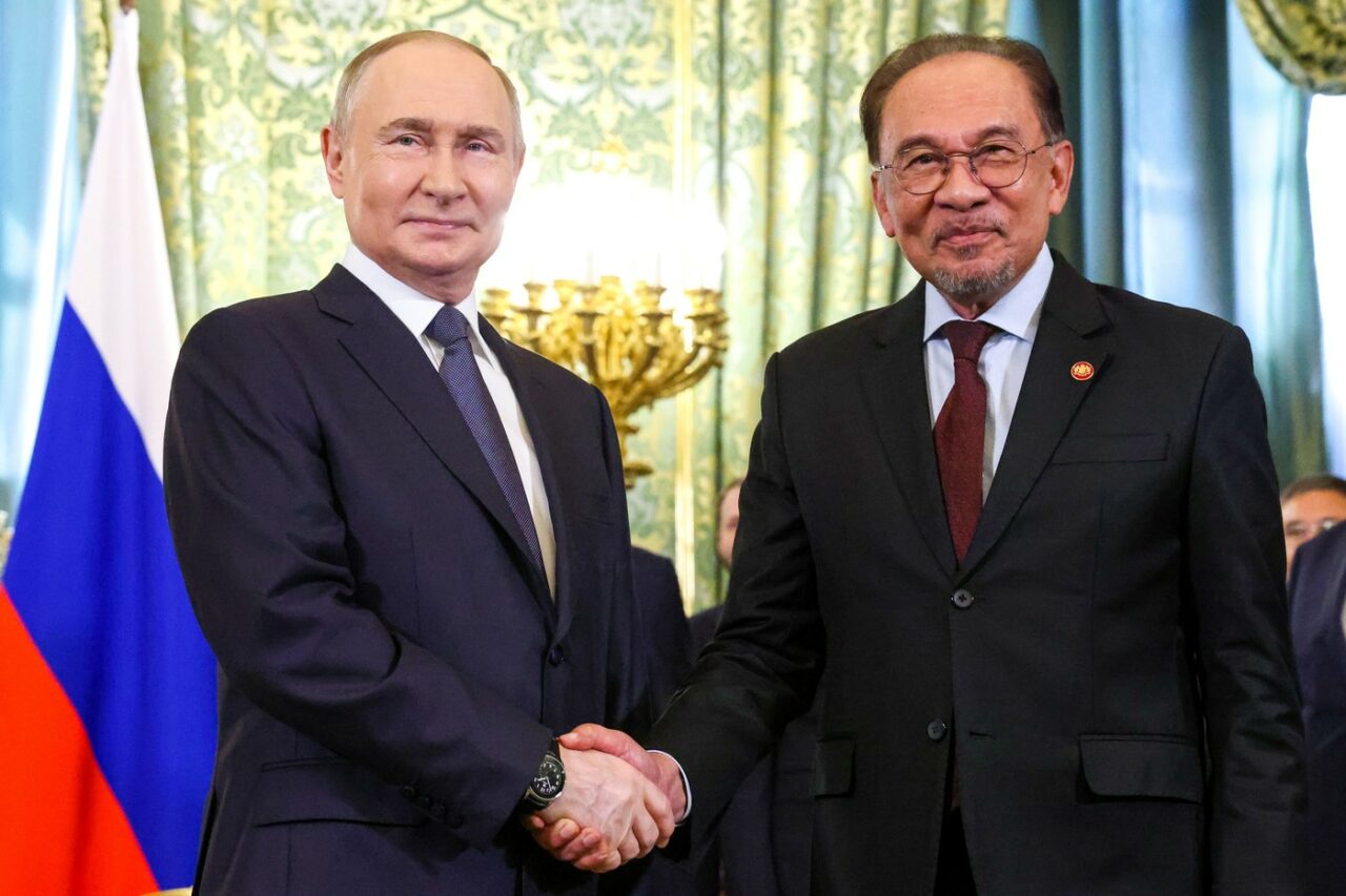 Premierul Malaysiei discută cu Putin despre doborârea avionului MH17/ Rusia dorește o COOPERARE strânsă între cele două state
