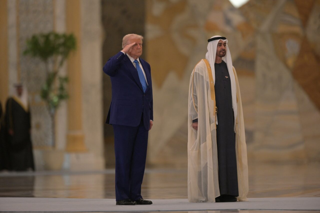Bloomberg: Graba lui TRUMP de a semna contracte în domeniul inteligenței artificiale în Arabia Saudită și EAU generează preocupări în SUA