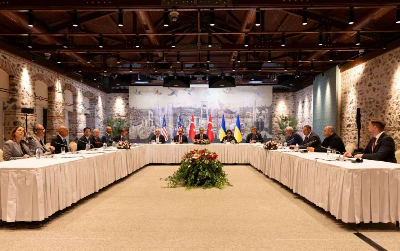 Au început NEGOCIERILE dintre Rusia și Ucraina /Turcia cere armistițiu „cât mai curând posibil”