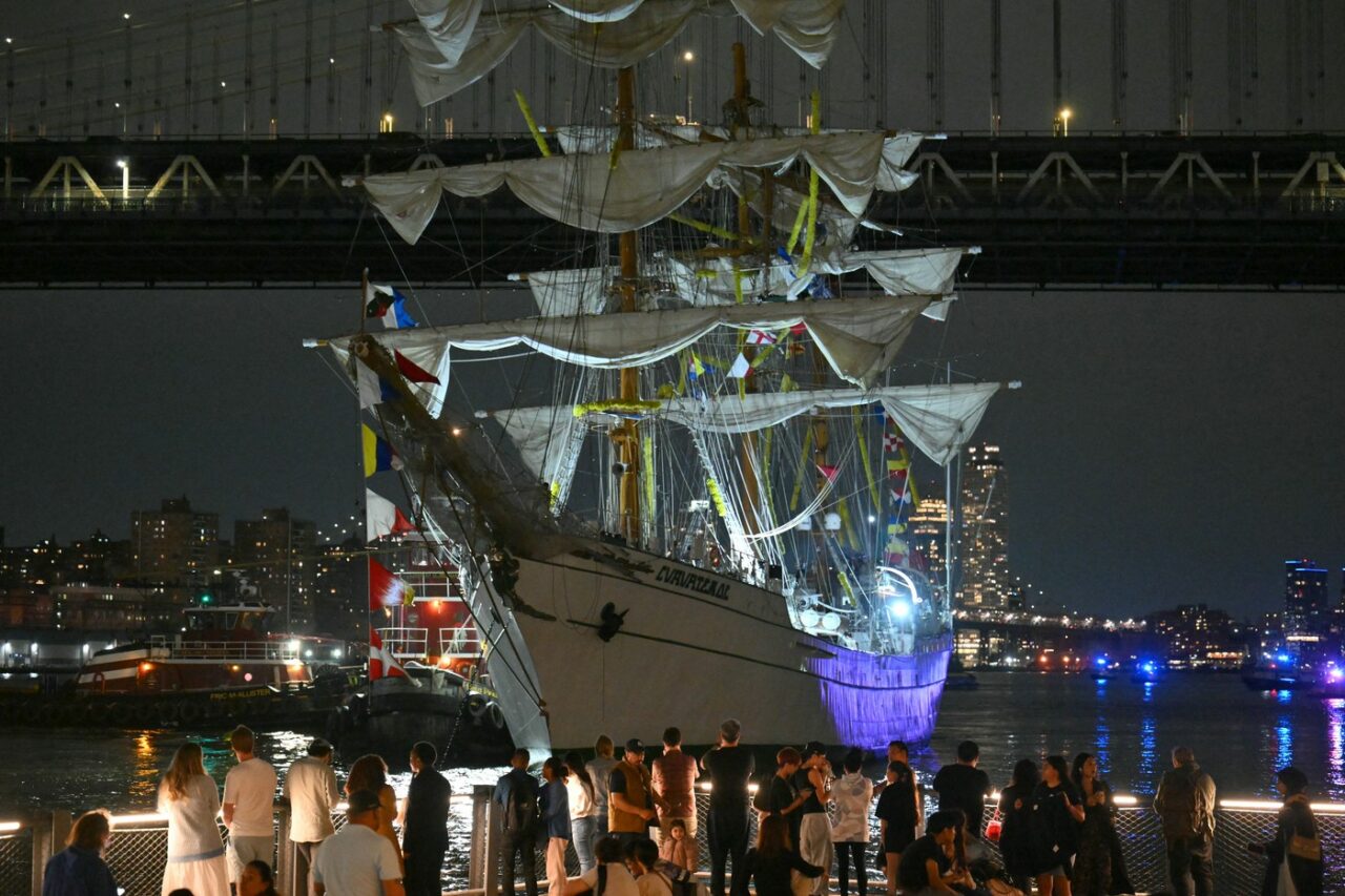 TRAGEDIE la New York. Două persoane au murit, după ce velierul Cuauhtémoc al Marinei mexicane s-a lovit de podul Brooklyn