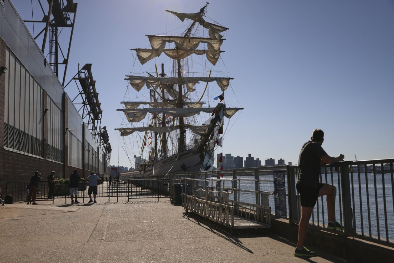 Momentul IMPACTULUI navei-școală „Cuauhtemoc” cu podul Brooklyn