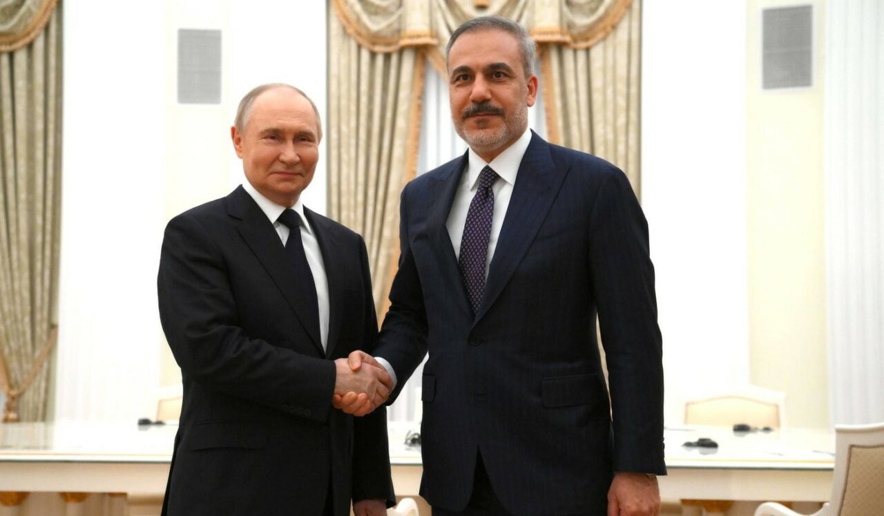 Putin discută cu ministrul turc de Externe despre posibilitatea încheierii RĂZBOIULUI din Ucraina