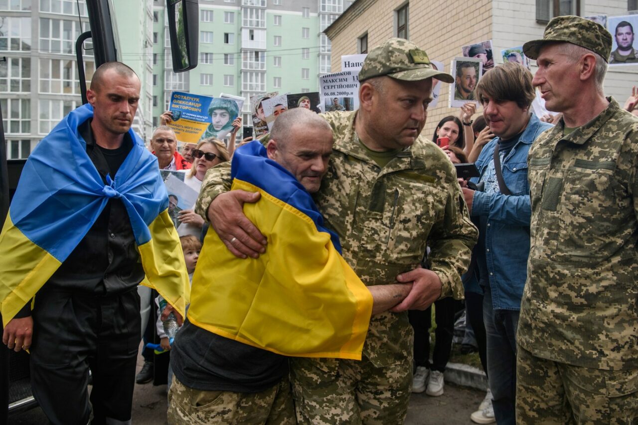 „Nu am putut influența alcătuirea listei”. CULISELE celui mai mare schimb de prizonieri dintre Rusia lui Putin și Ucraina