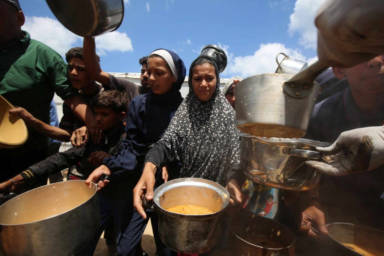 PAM: Depozitele de alimente din Gaza au fost luate cu asalt de „hoarde de oameni înfometați”