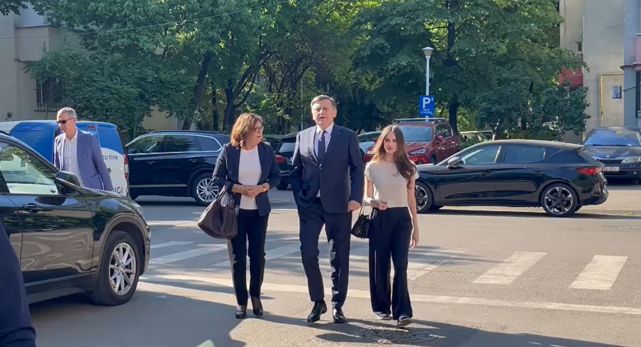 Crin Antonescu, la vot cu soția și fiica / „Mă bucur că avem o prezență masivă la vot”
