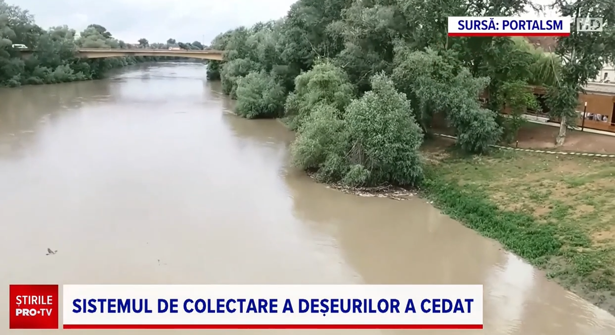 Tone de gunoaie plutesc în apele râului Someș, spre granița cu Ungaria. Sistemul care prelua deșeurile s-a rupt