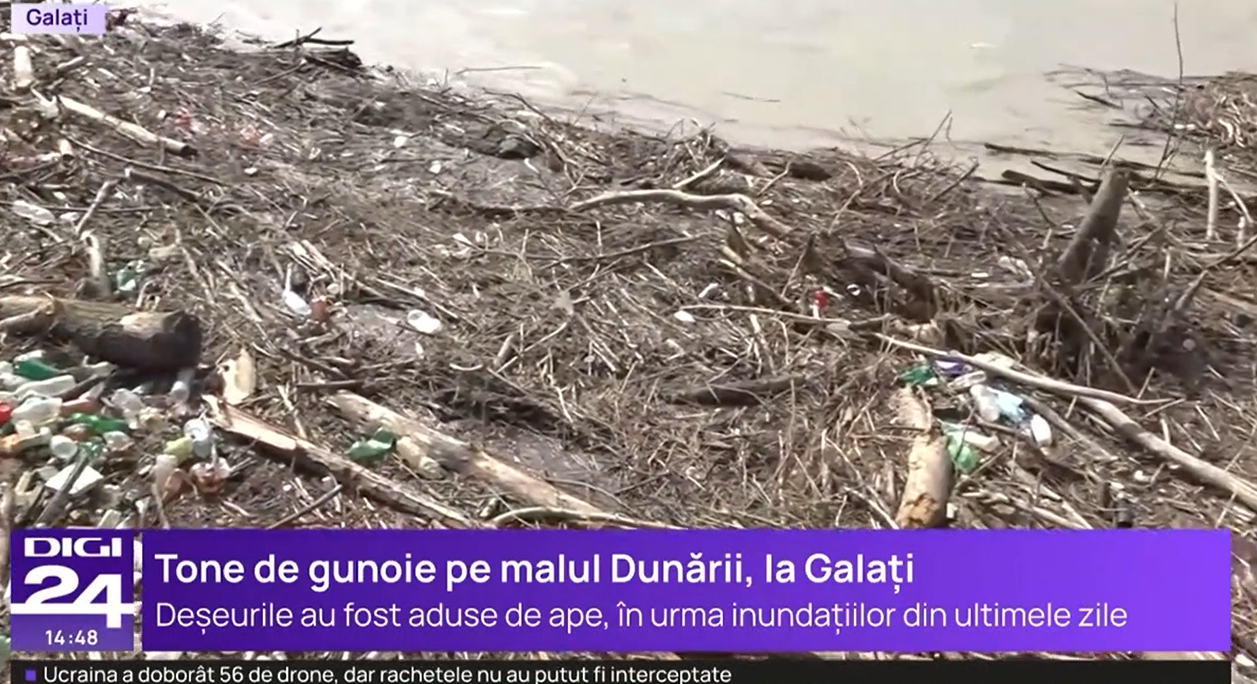 Tone de gunoaie la malul Dunării, la Galați, în urma inundațiilor. Cine trebuie să le adune și ce riscă cei care nu o fac