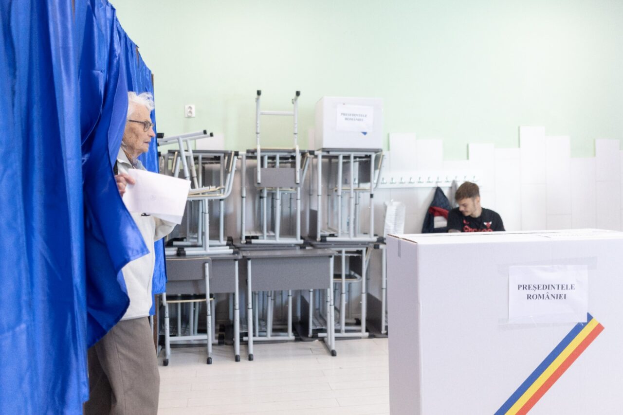 Femeie prinsă în timp ce încerca să voteze cu buletinul altei persoane