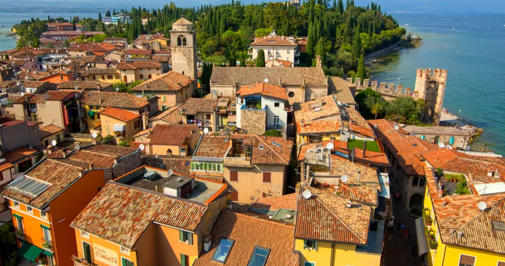 Orașul italian care are mai mult de zece turiști pe cap de locuitor. Care sunt comorile acestui „sătuc” medieval