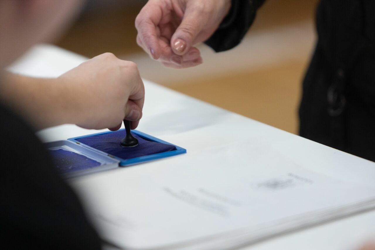 A început VOTAREA în țară, la 57 de ore de la startul procesului electoral în străinătate. Câteva sute de mii de români și-au ales candidatul preferat