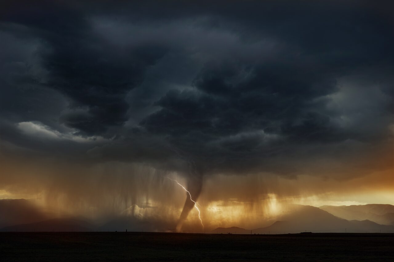 Meteorologii sunt în alertă. O nouă TORNADĂ se poate forma în România. Care sunt județele vizate