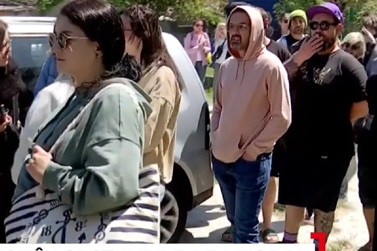 Turiștii de pe litoral au ieșit la vot. În şlapi şi cu picioarele pline de nisip, românii se înghesuie la urne