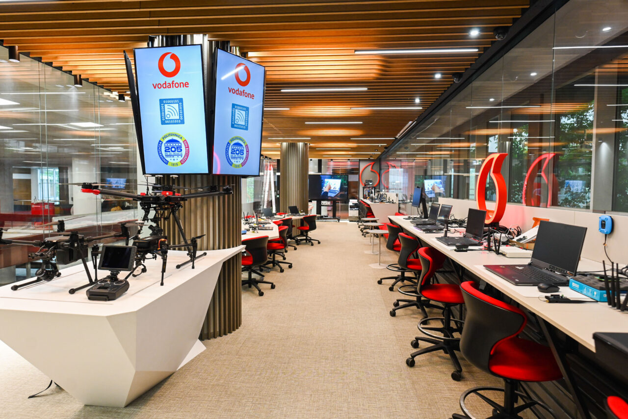 (P) Vodafone România construiește prima rețea mobilă privată educațională 5G Standalone în cadrul Univ. Naț. de Știință și Tehnologie POLITEHNICA
